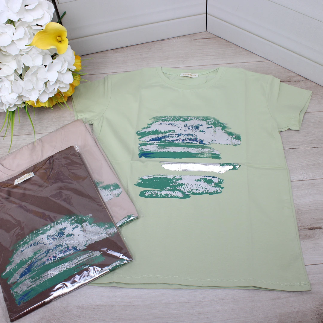 Жіноча футболка фісташкова для весняного офісного луку: свіжість