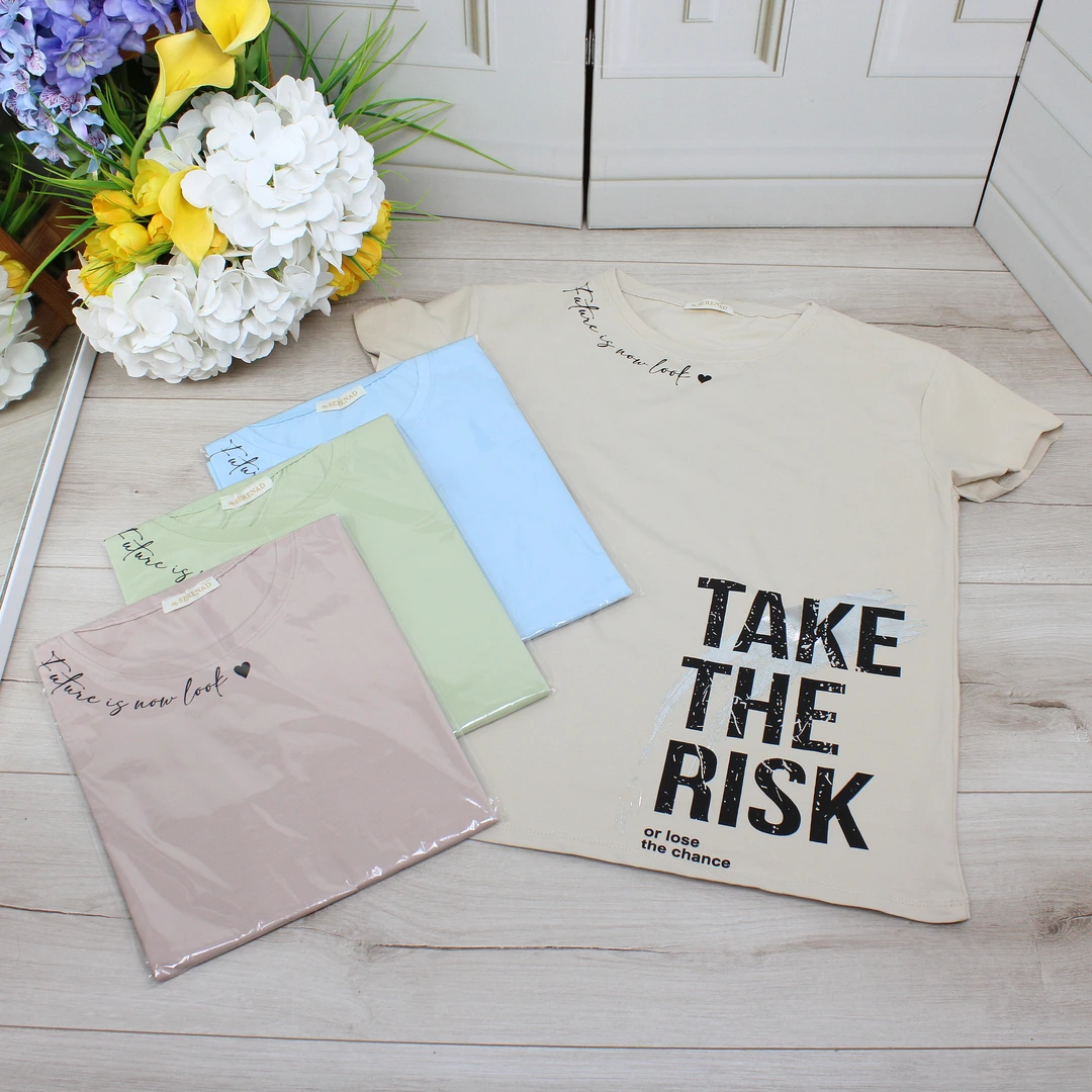 Жіноча футболка молочна з лайкрой для студентки: комфорт на день