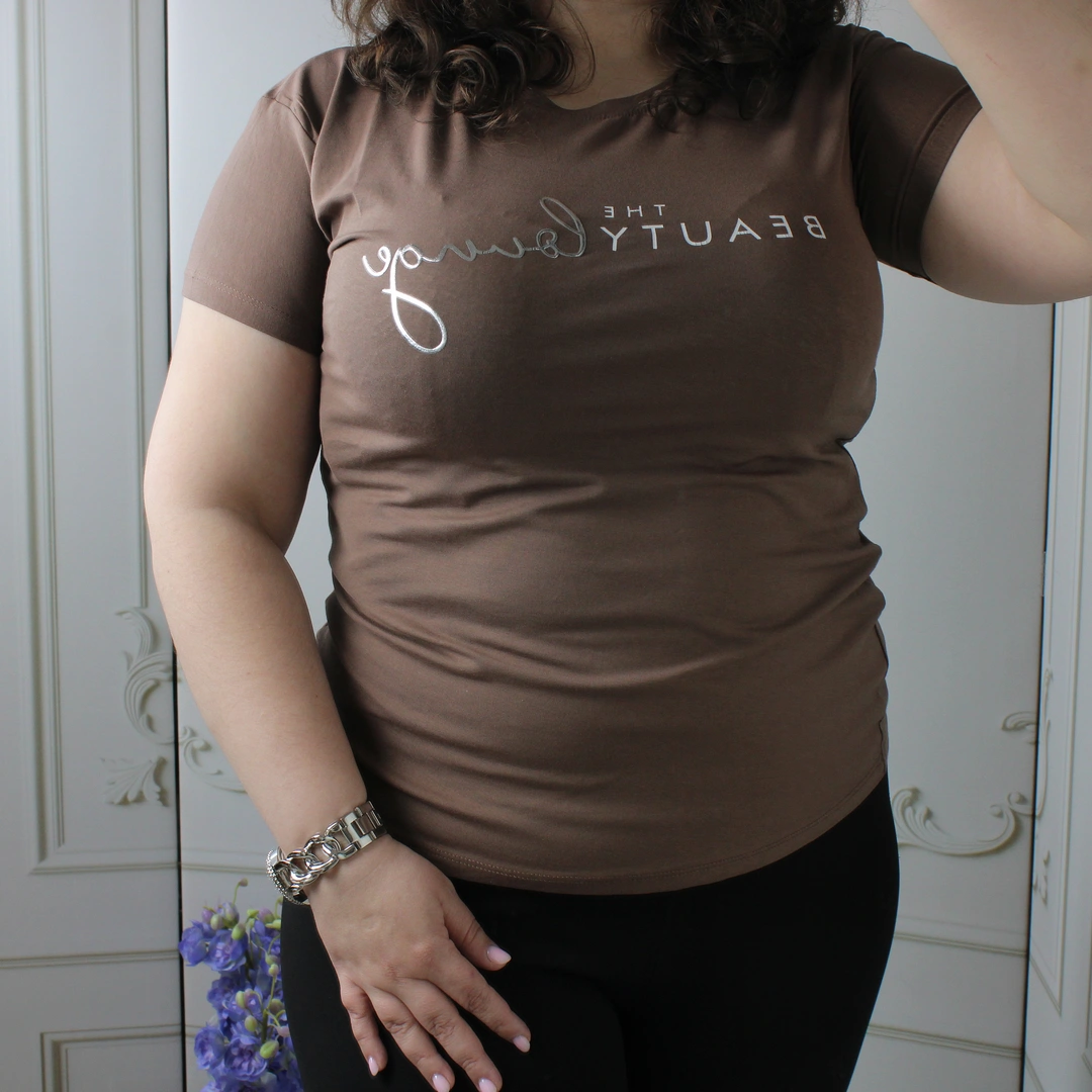 Жіноча футболка капучіно для творчої особистості: натхнення