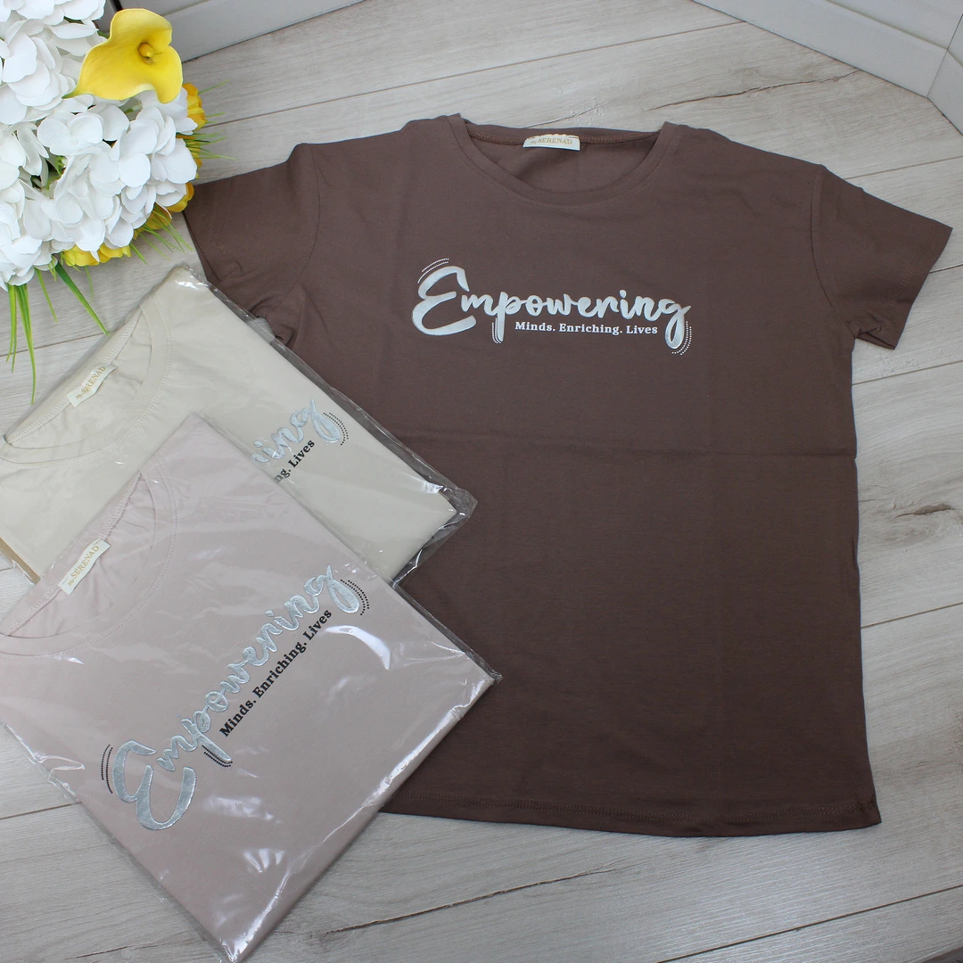 Жіноча футболка капучіно для молодої мами: комфорт та стиль