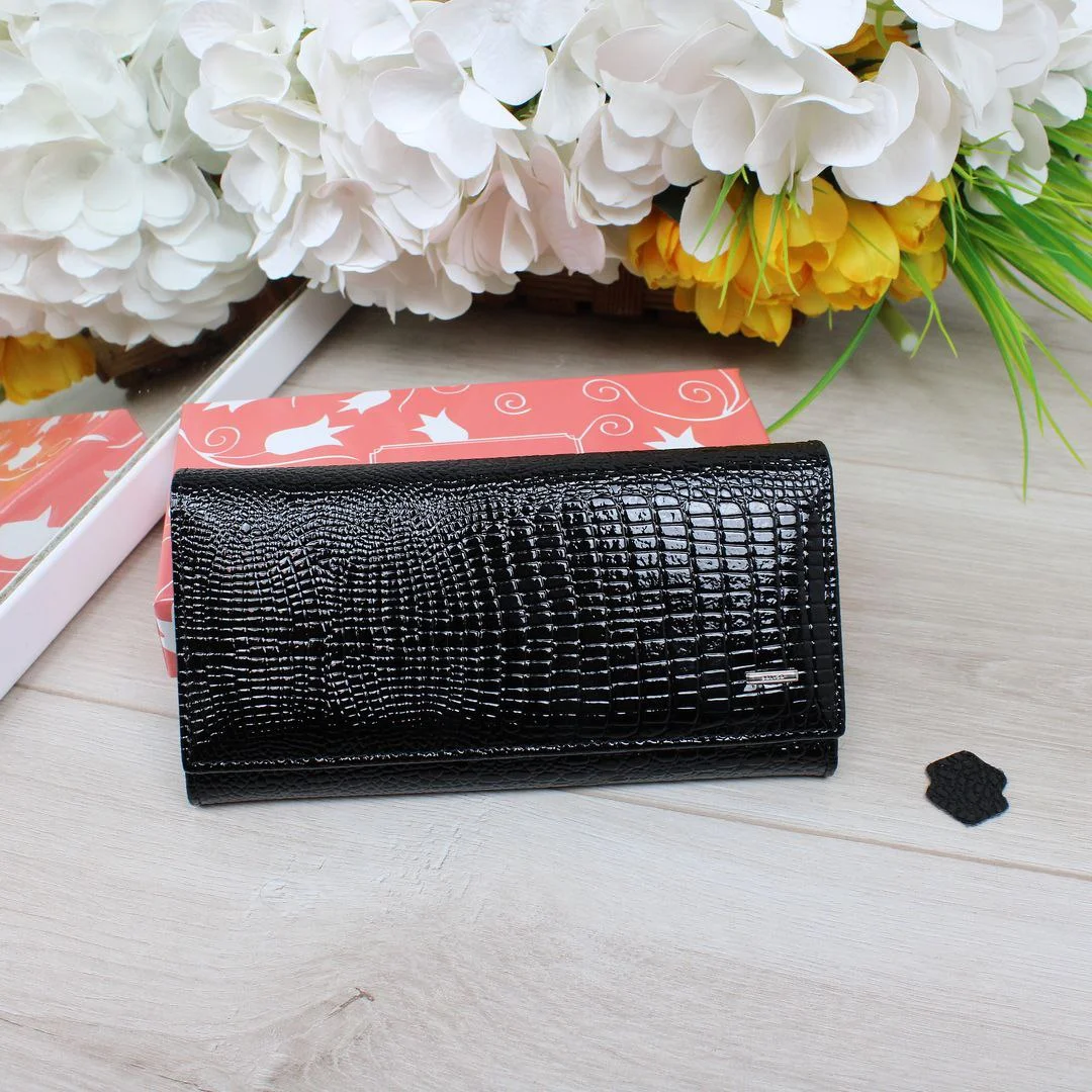 Класичний гаманець для ділової жінки: елегантність та статус