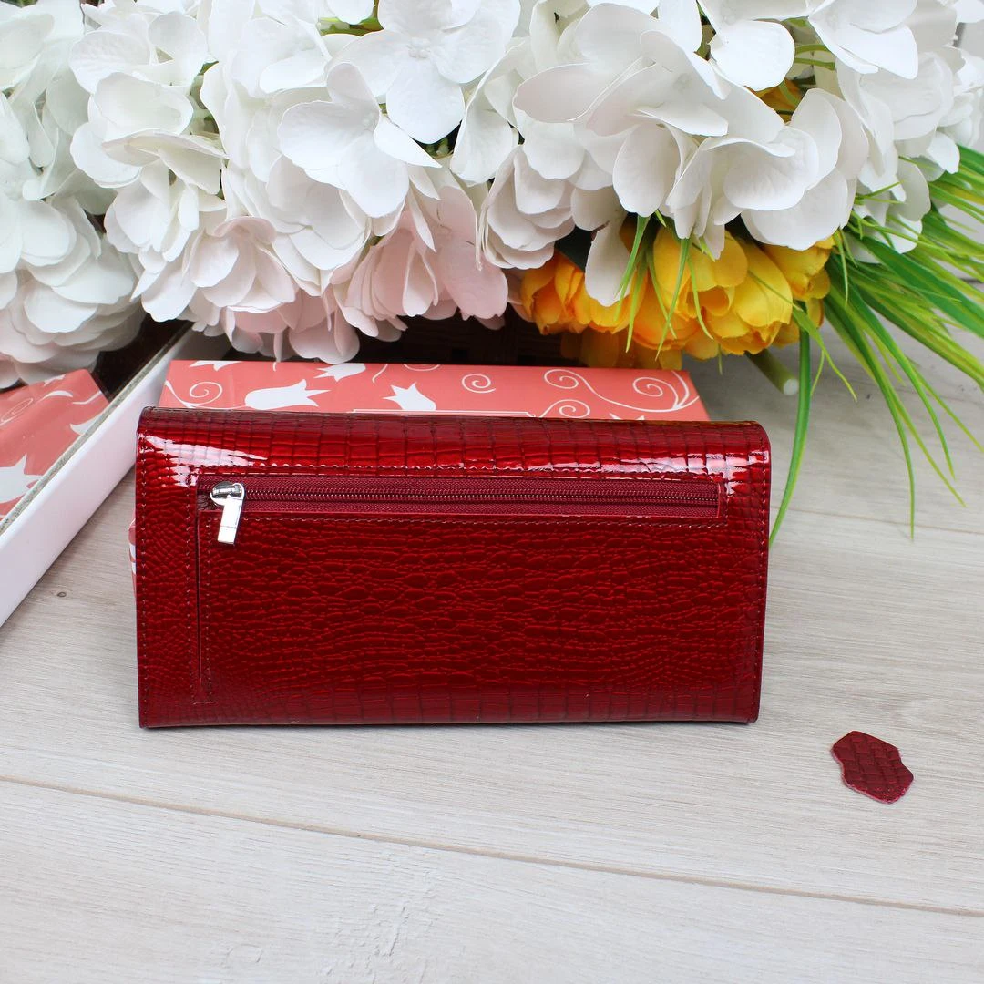 Елегантний жіночий гаманець-портмоне з лакованої шкіри для ділового образу