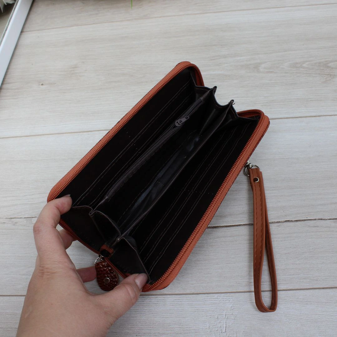 Жіночий гаманець рудий: вигідне поєднання ціни та якості