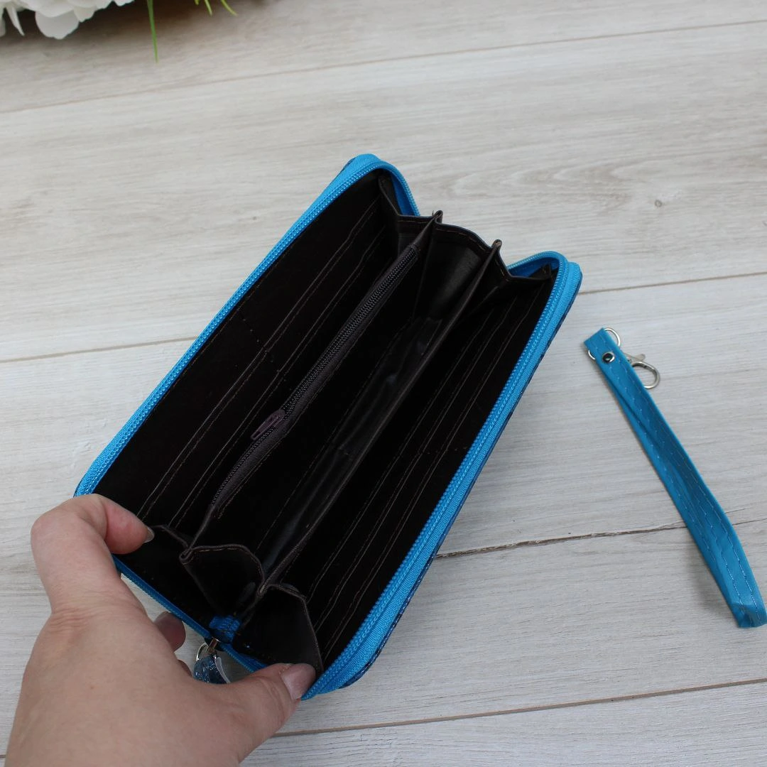 Стильний гаманець блакитний: впорядкованість у подорожах