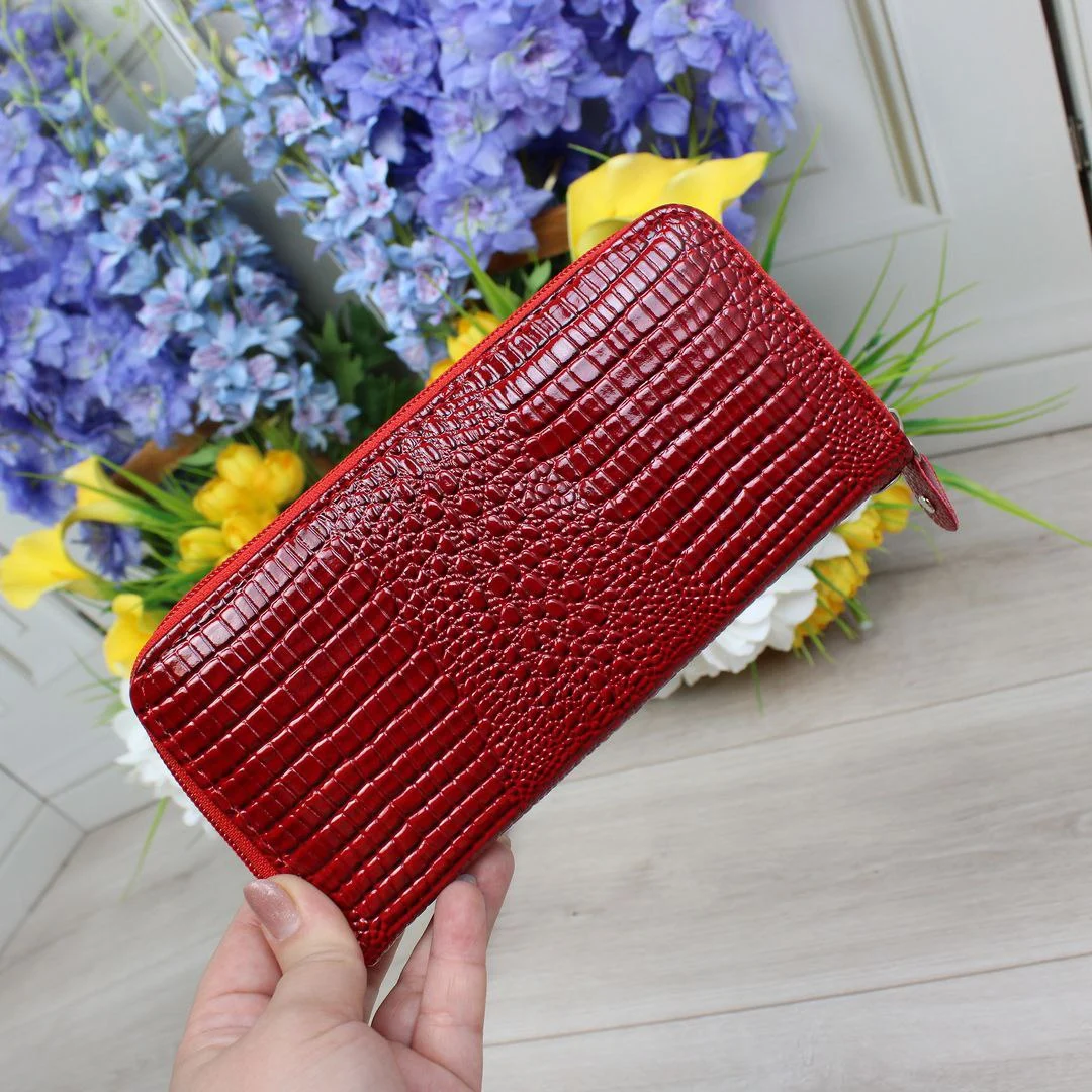Стильний гаманець червоний: яскравий акцент вашого образу