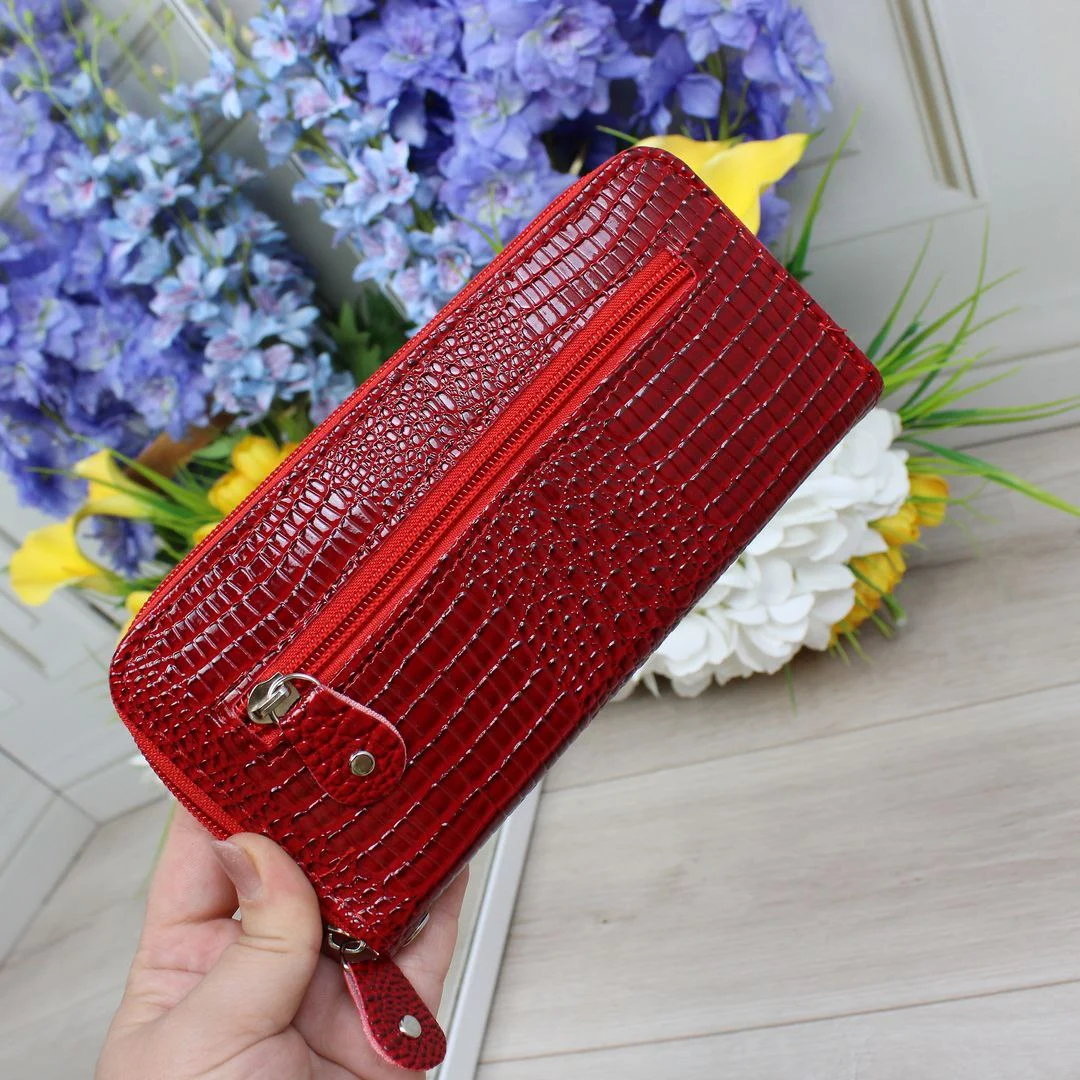 Стильний гаманець червоний: яскравий акцент вашого образу