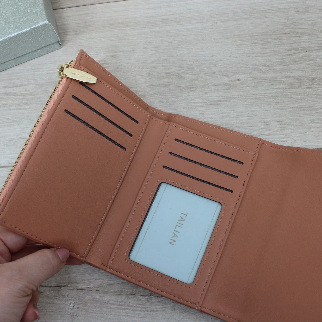 Мінімалістичний гаманець беж: стиль без зайвих деталей