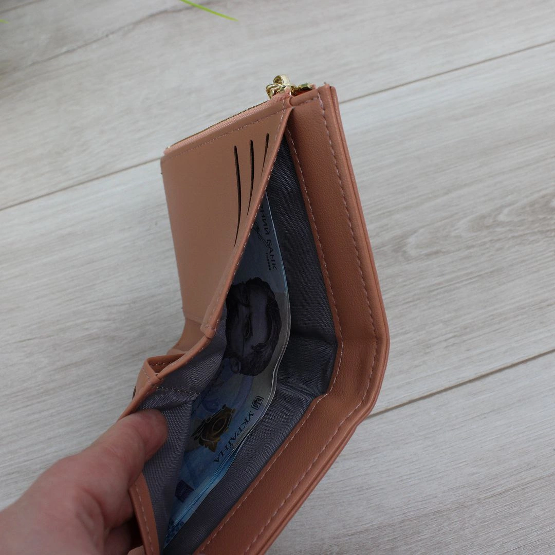 Мінімалістичний гаманець беж: стиль без зайвих деталей