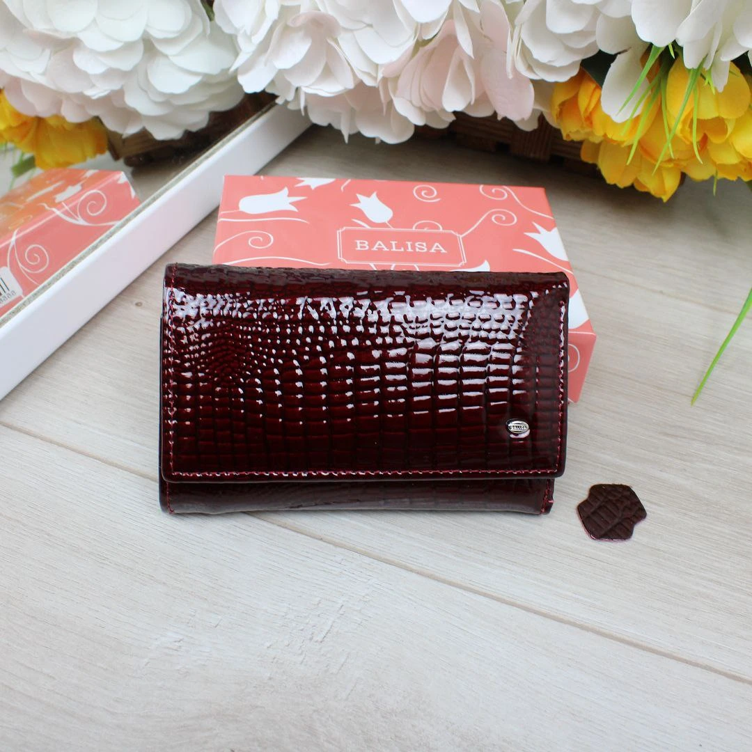 Жіночий гаманець бордо з монетницею: порядок серед дрібничок