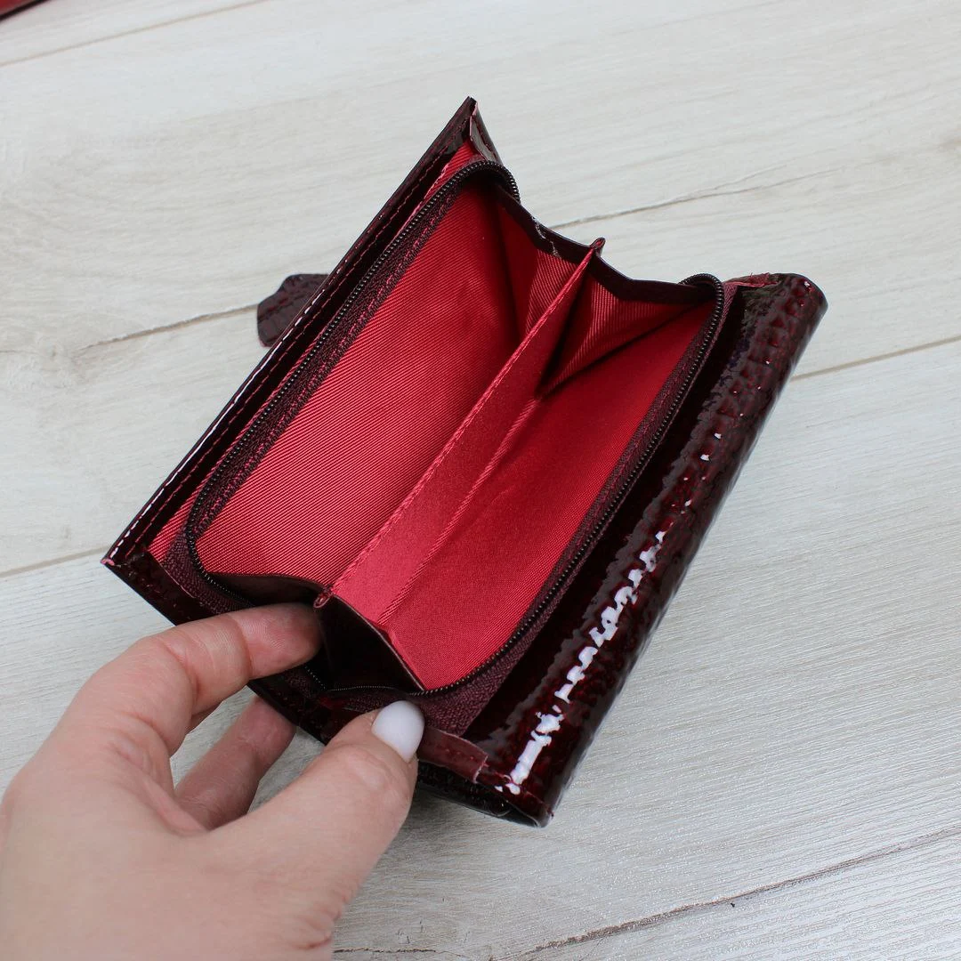 Жіночий гаманець бордо з монетницею: порядок серед дрібничок