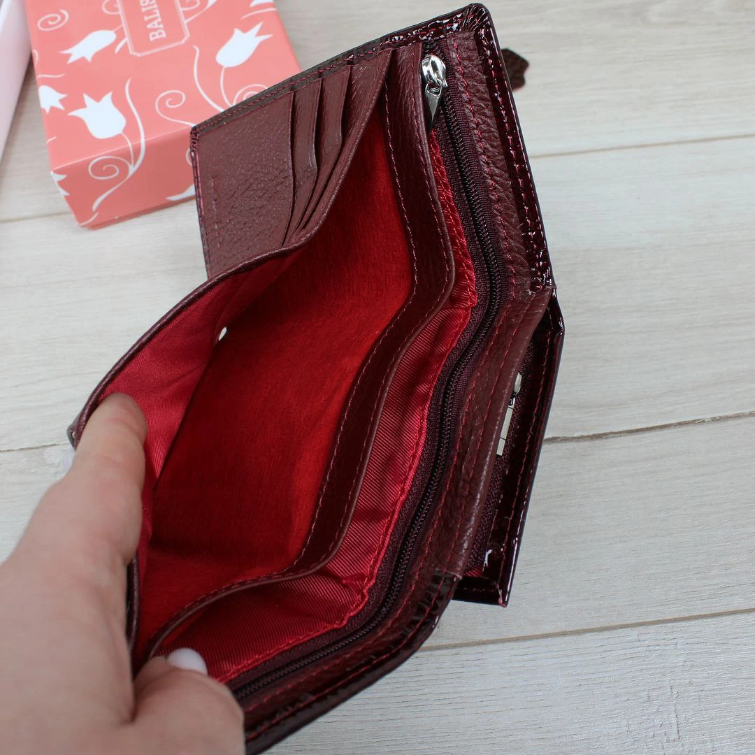 Жіночий гаманець бордо з монетницею: порядок серед дрібничок