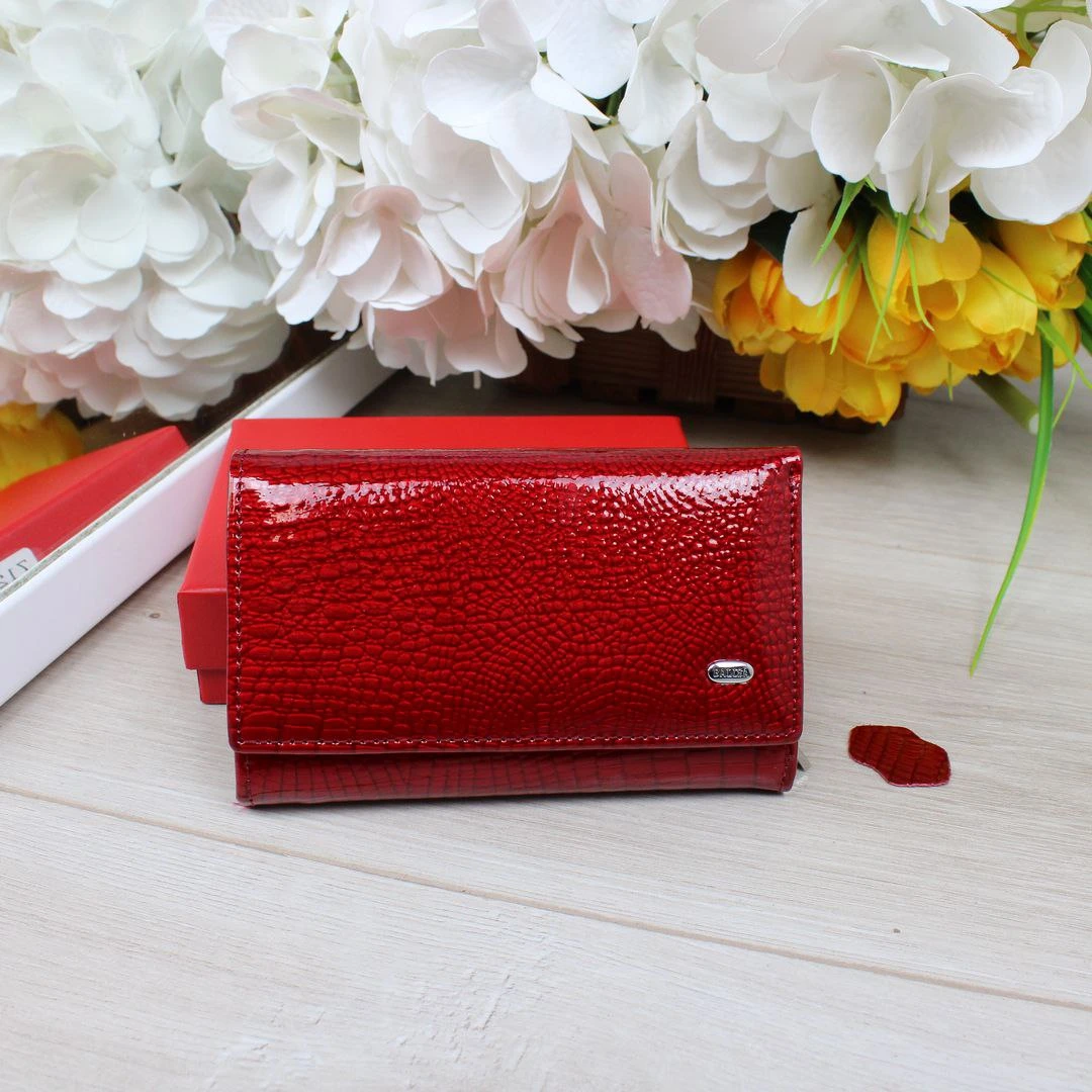 Елегантний гаманець червоний: яскравий акцент вашого образу