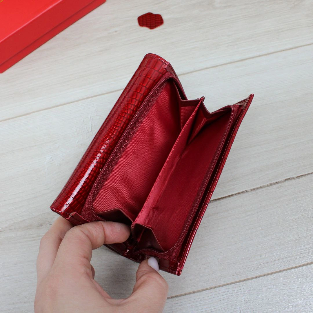 Елегантний гаманець червоний: яскравий акцент вашого образу