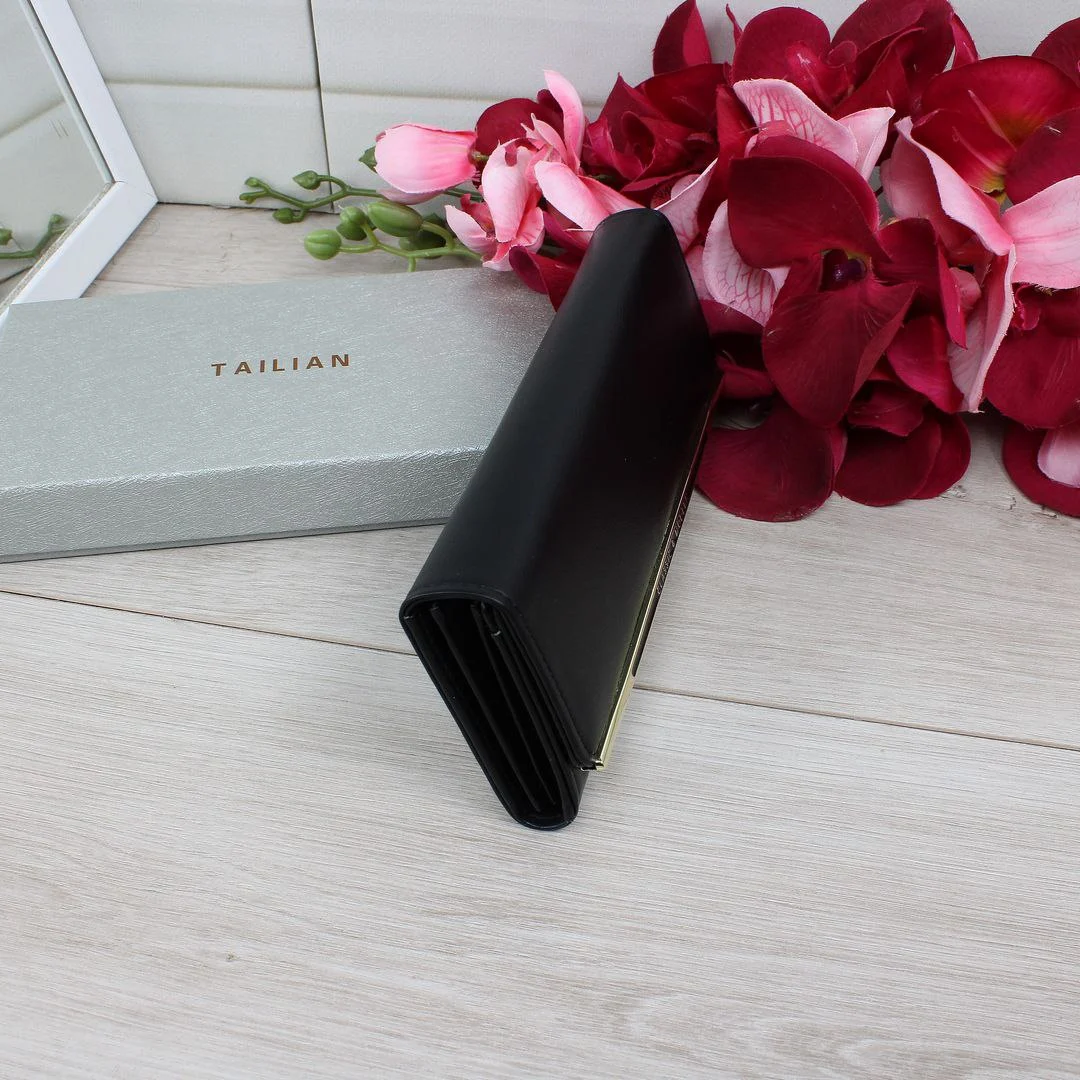 Жіночий гаманець чорний: вигідне поєднання якості та функціональності