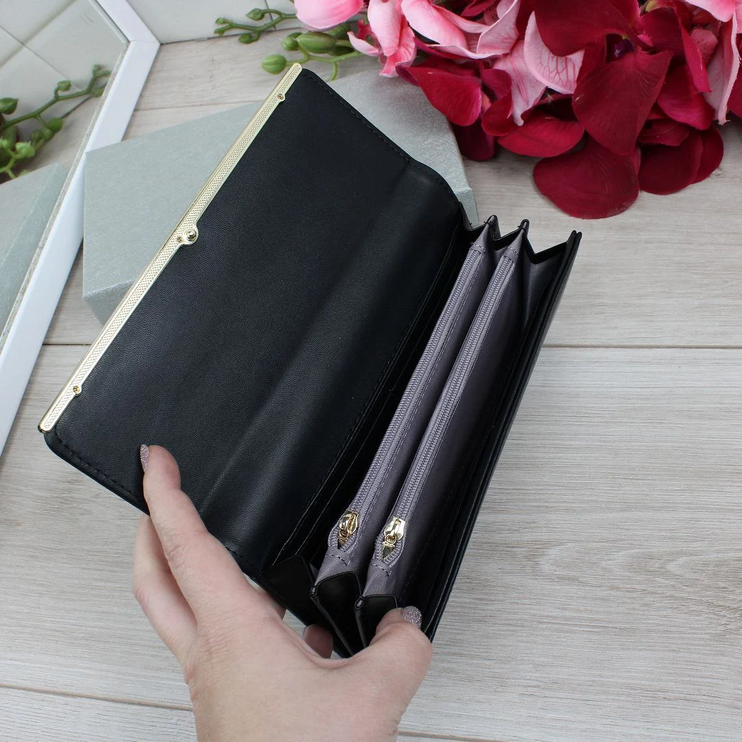 Жіночий гаманець чорний: вигідне поєднання якості та функціональності