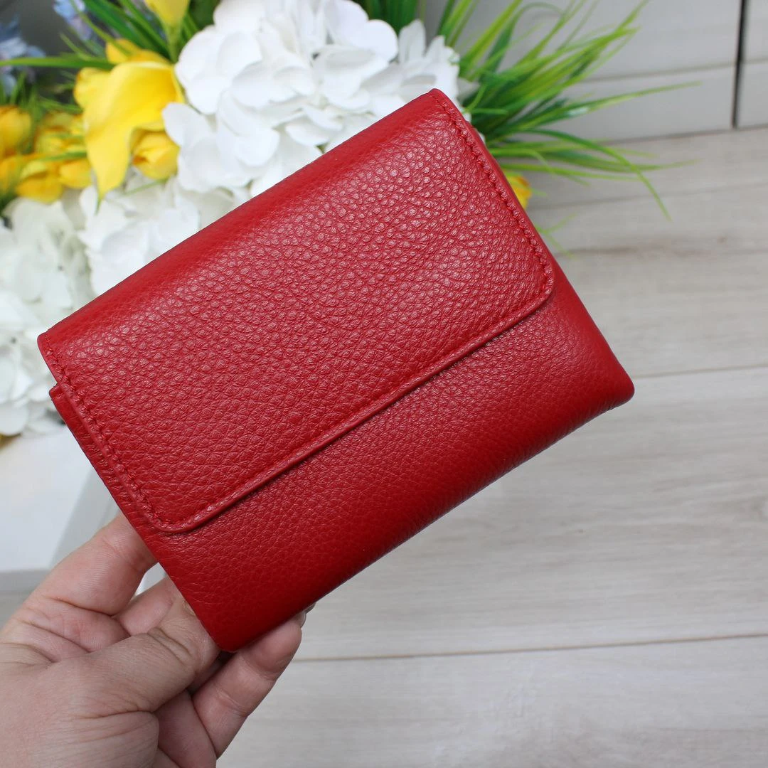 Стильний гаманець червоний для мандрівниць: зручність у дорозі