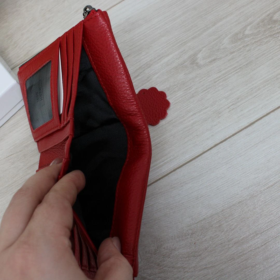 Стильний гаманець червоний для мандрівниць: зручність у дорозі