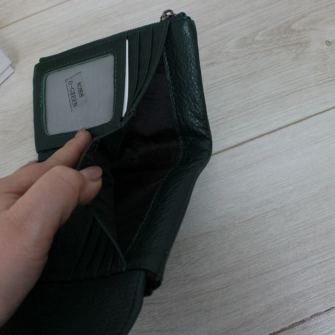 Стильний гаманець зелений: організація робочих фінансів