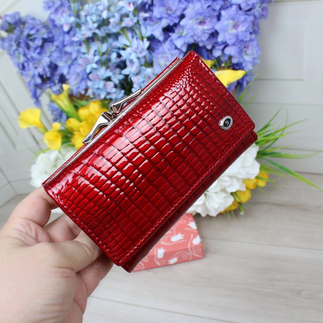 Жіночий гаманець червоний для ділової жінки: елегантний та функціональний