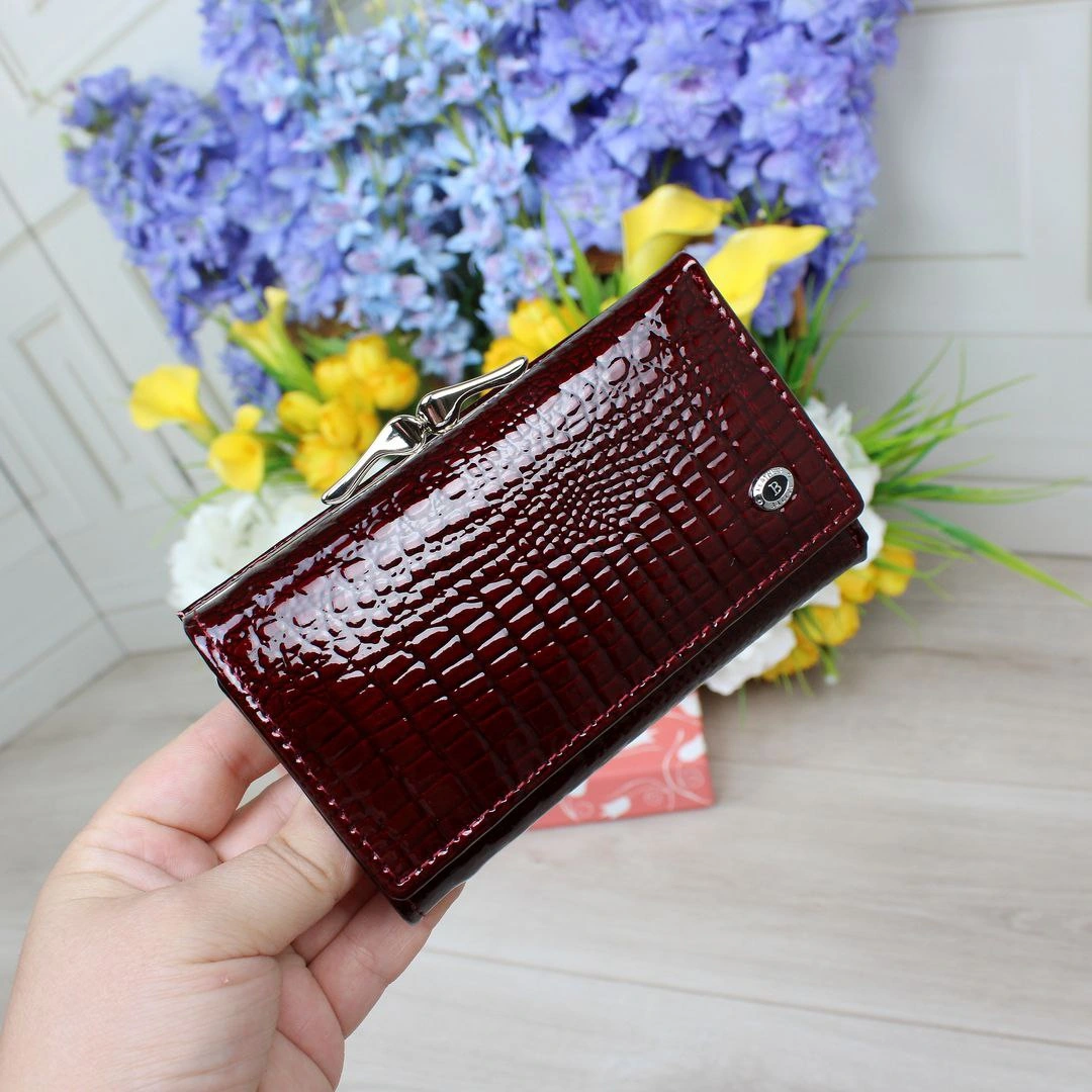 Гаманець жіночий бордо: компактний та місткий для щоденних справ