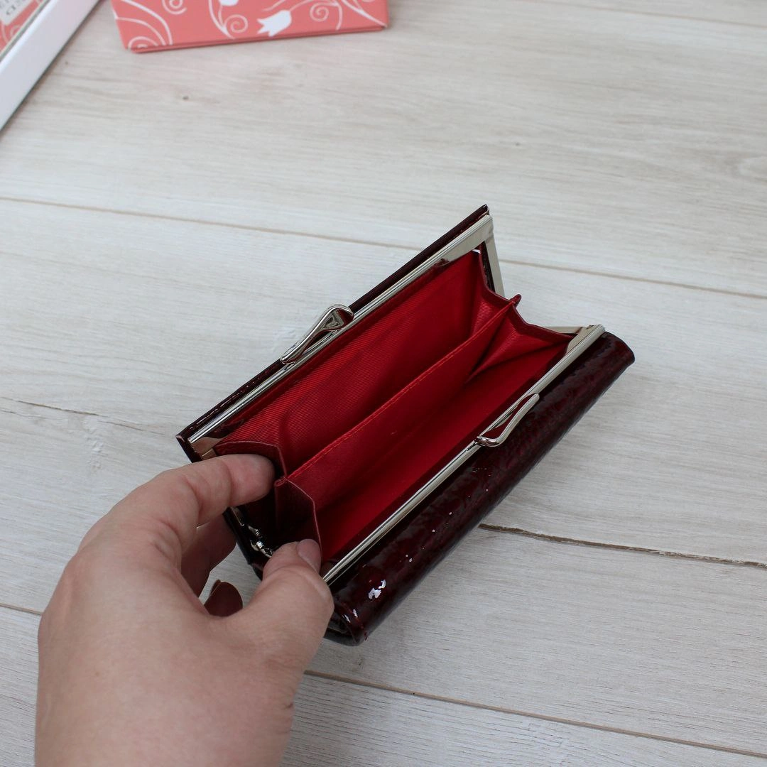 Гаманець жіночий бордо: компактний та місткий для щоденних справ