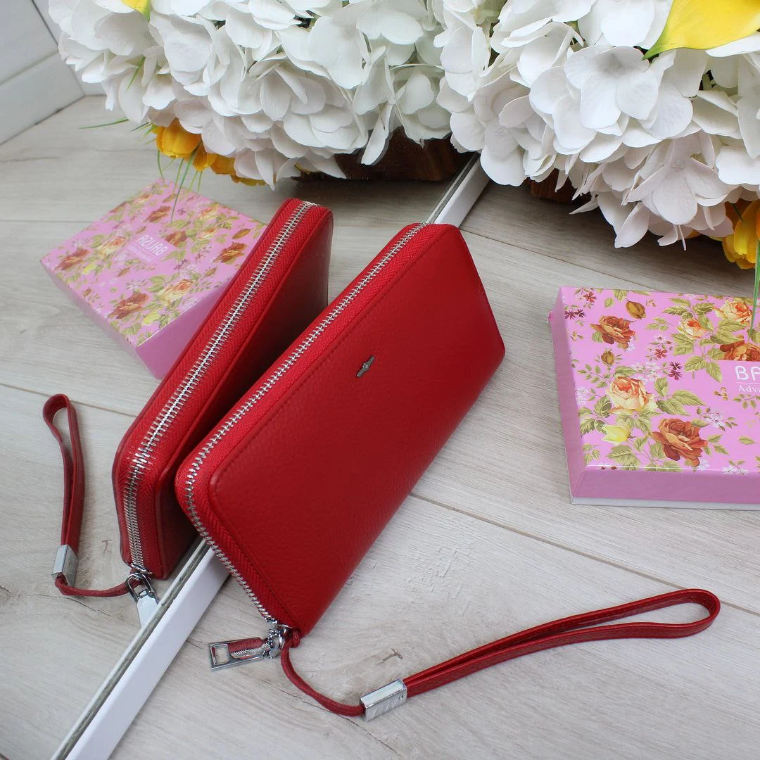 Жіночий гаманець червоний для ділової жінки: стиль та організація