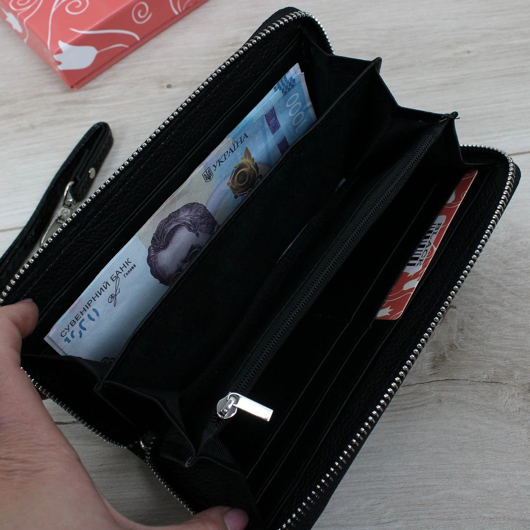 Мінімалістичний чорний гаманець: стиль без зайвих деталей