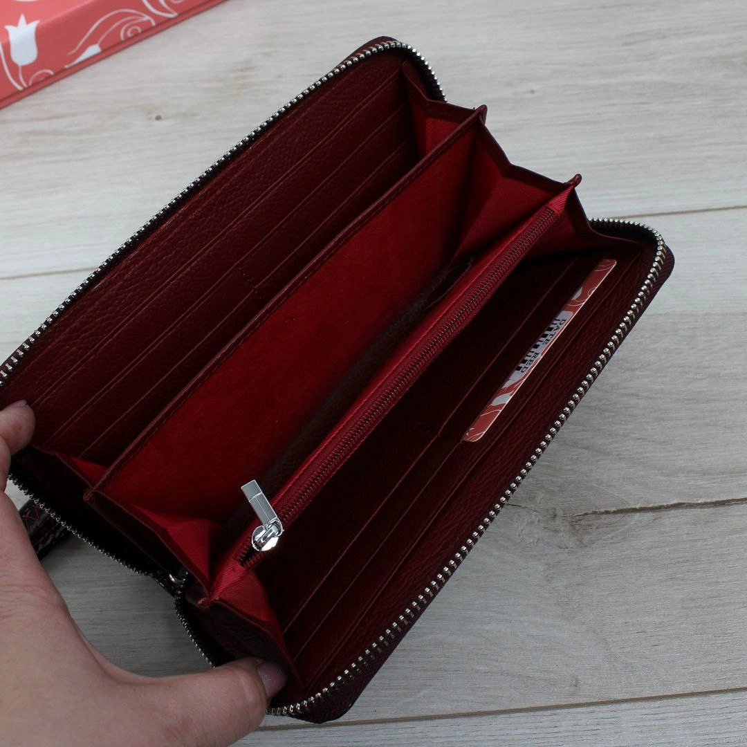 Гаманець бордо з відділом для монет: порядок у фінансах