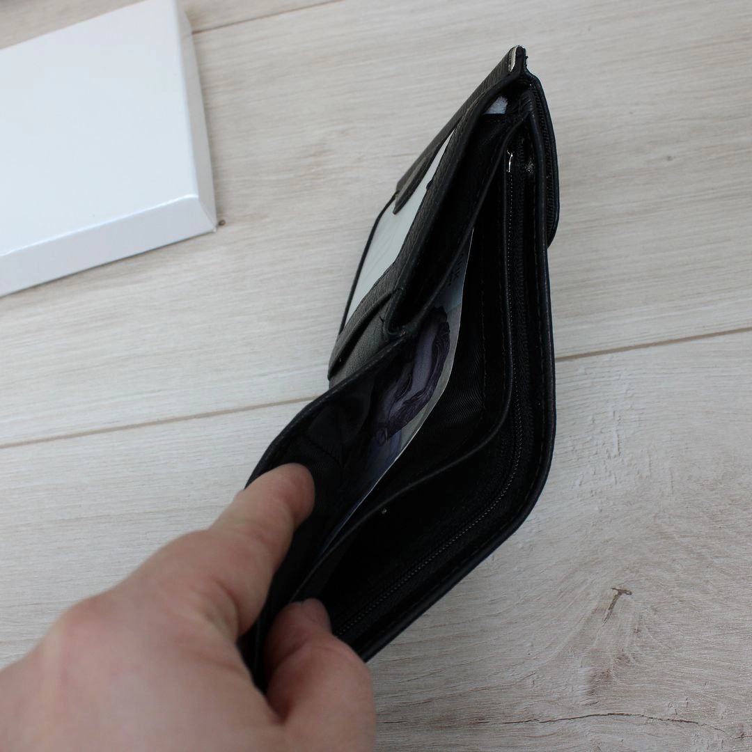 Діловий чорний гаманець для презентабельного вигляду