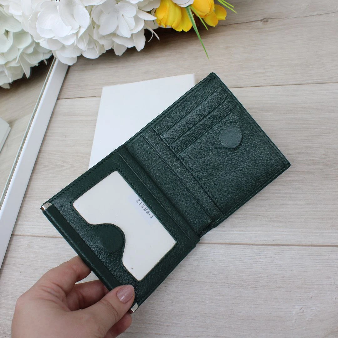 Стильний зелений гаманець для щоденних пригод студентки