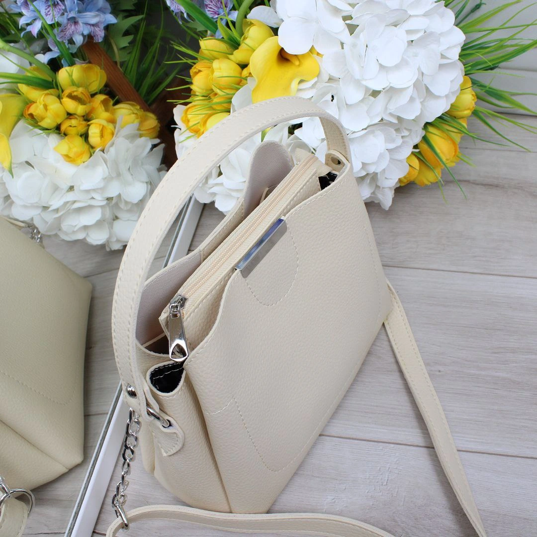 Жіноча бежова сумка  з екошкіри через плече