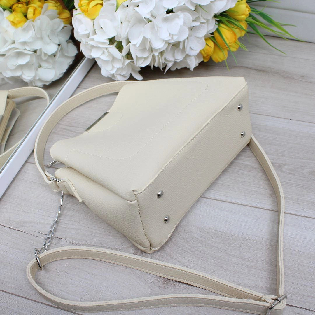 Жіноча бежова сумка  з екошкіри через плече