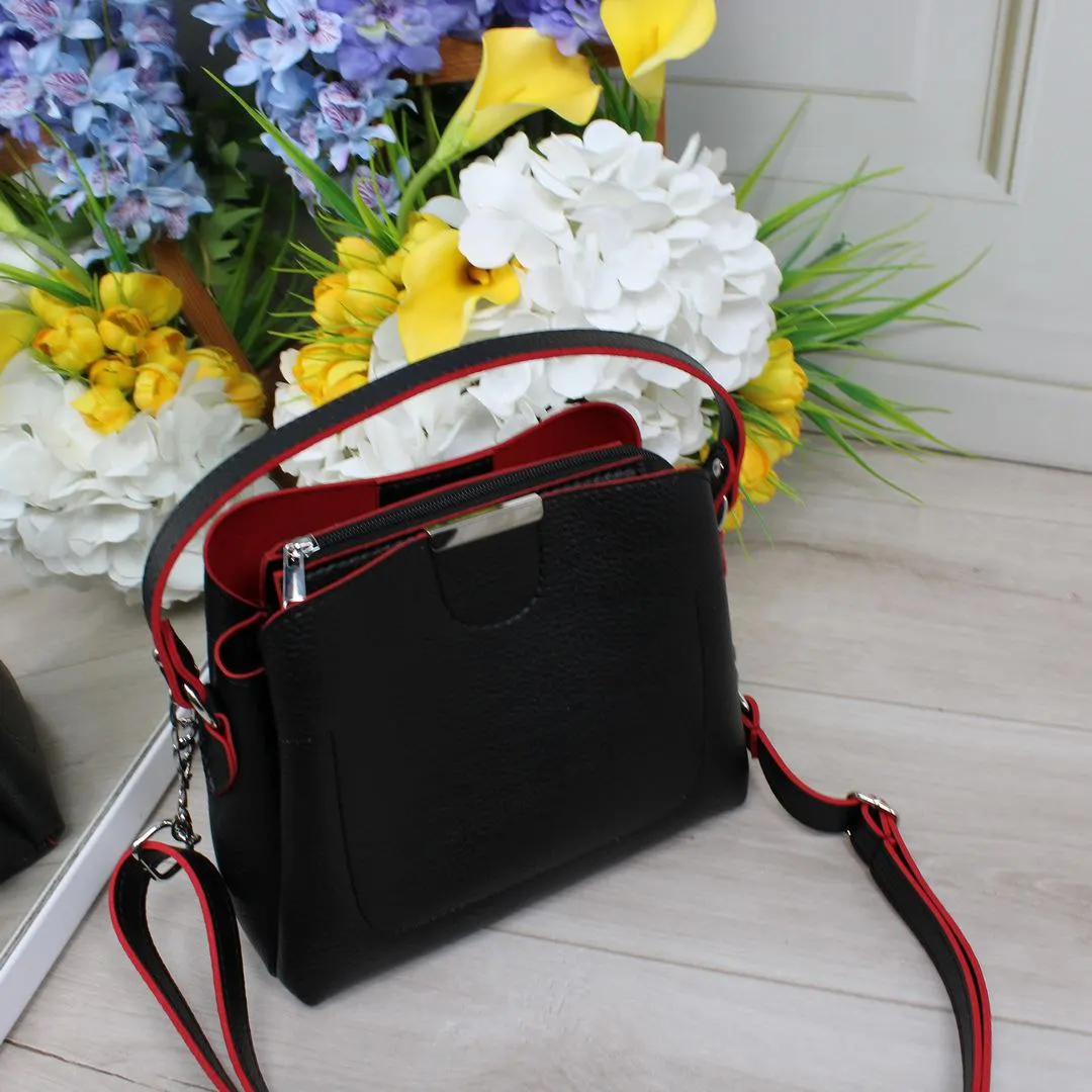 Жіноча чорна сумка з червоними акцентами зі шкірозамінника