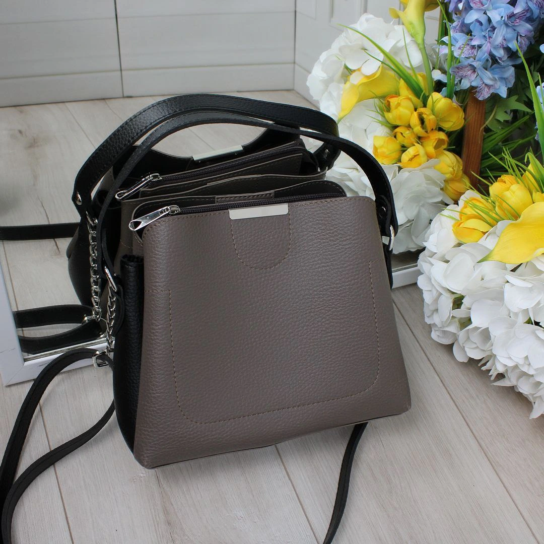 Жіноча сумка  капучіно з чорними акцентами зі шкірозамінника