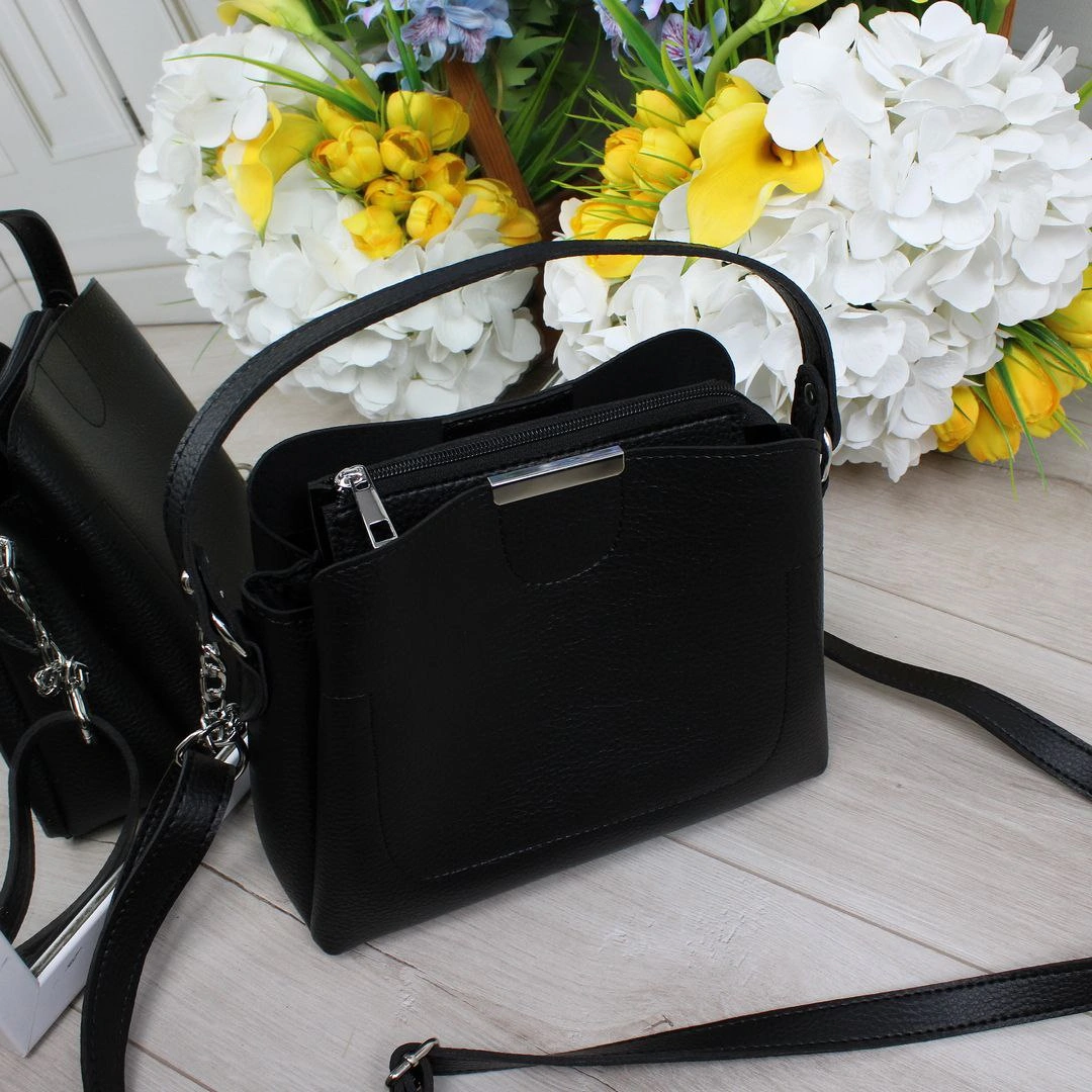Жіноча чорна сумка зі шкірозамінника через плече