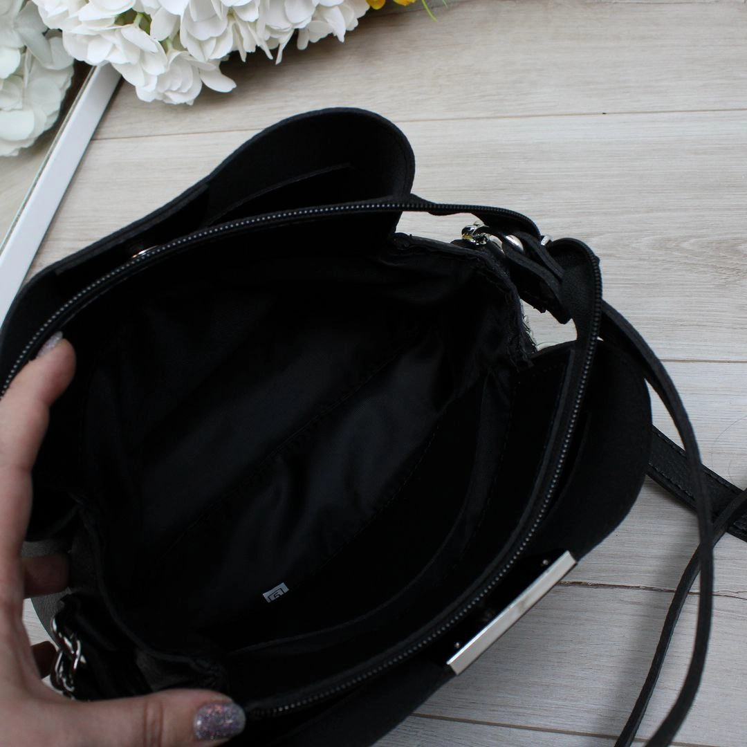 Жіноча чорна сумка зі шкірозамінника через плече