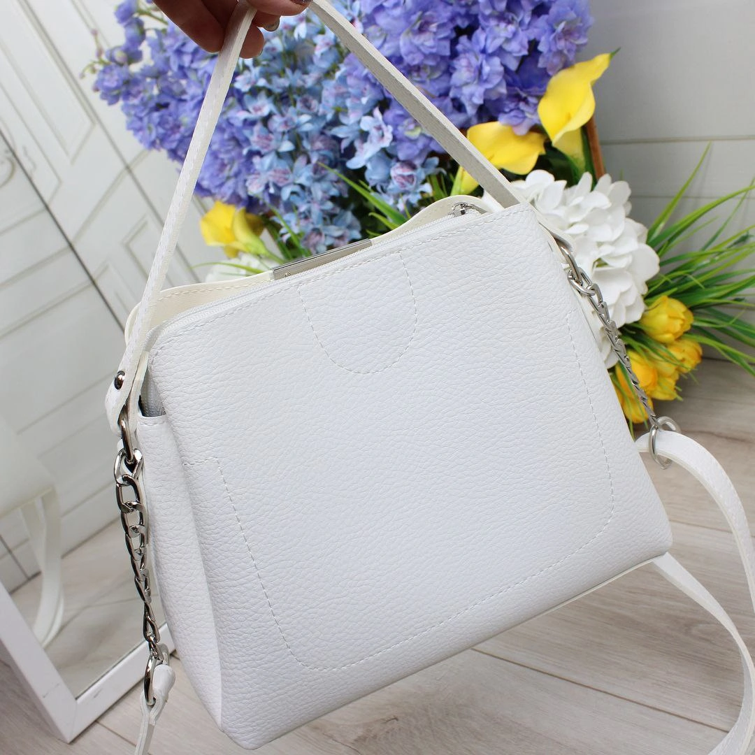 Жіноча біла сумка зі шкірозамінника зі срібною фурнітурою