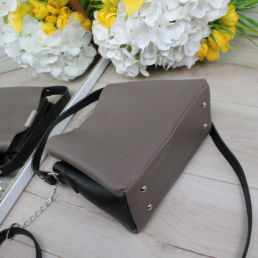 Жіноча сумка  капучіно з чорними акцентами зі шкірозамінника