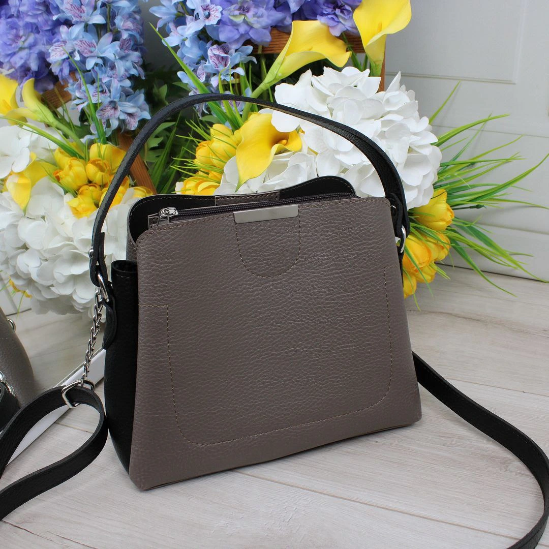 Жіноча сумка  капучіно з чорними акцентами зі шкірозамінника