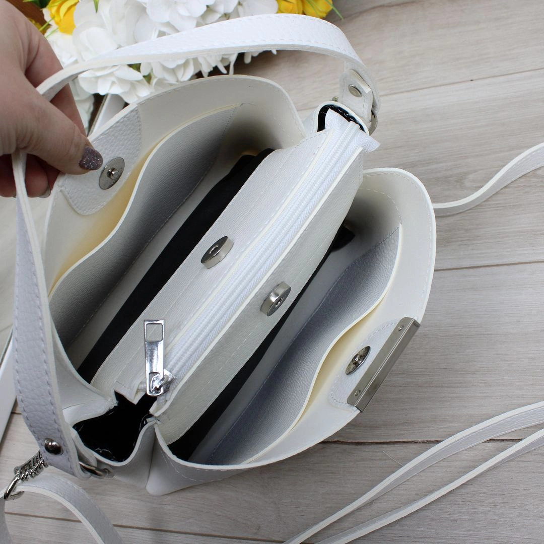 Жіноча біла сумка зі шкірозамінника зі срібною фурнітурою