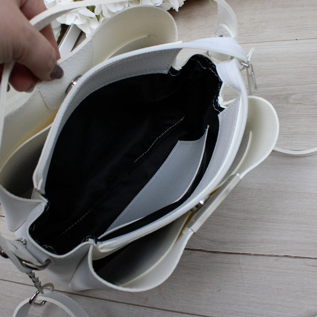 Жіноча біла сумка зі шкірозамінника зі срібною фурнітурою