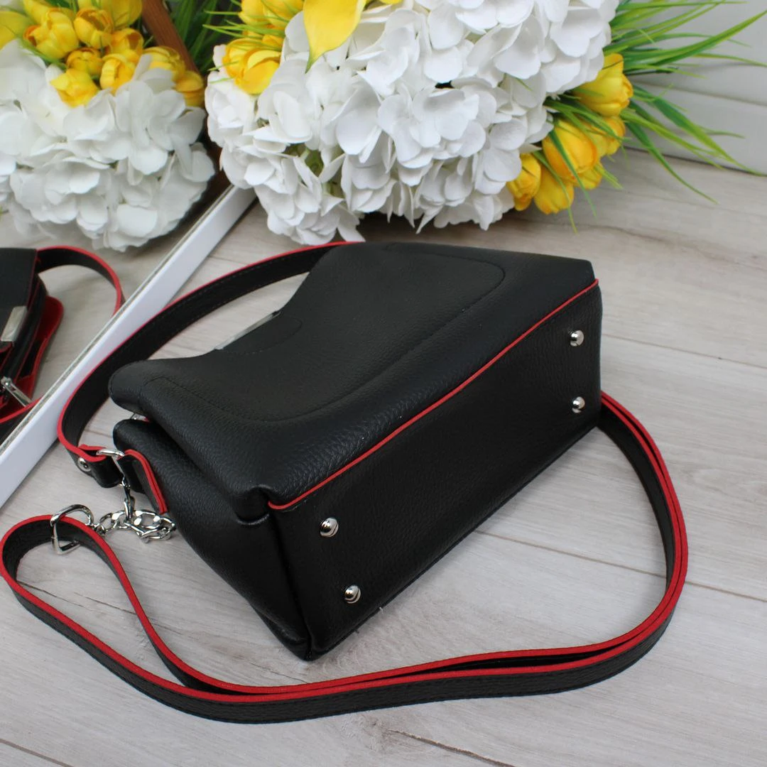 Жіноча чорна сумка з червоними акцентами зі шкірозамінника