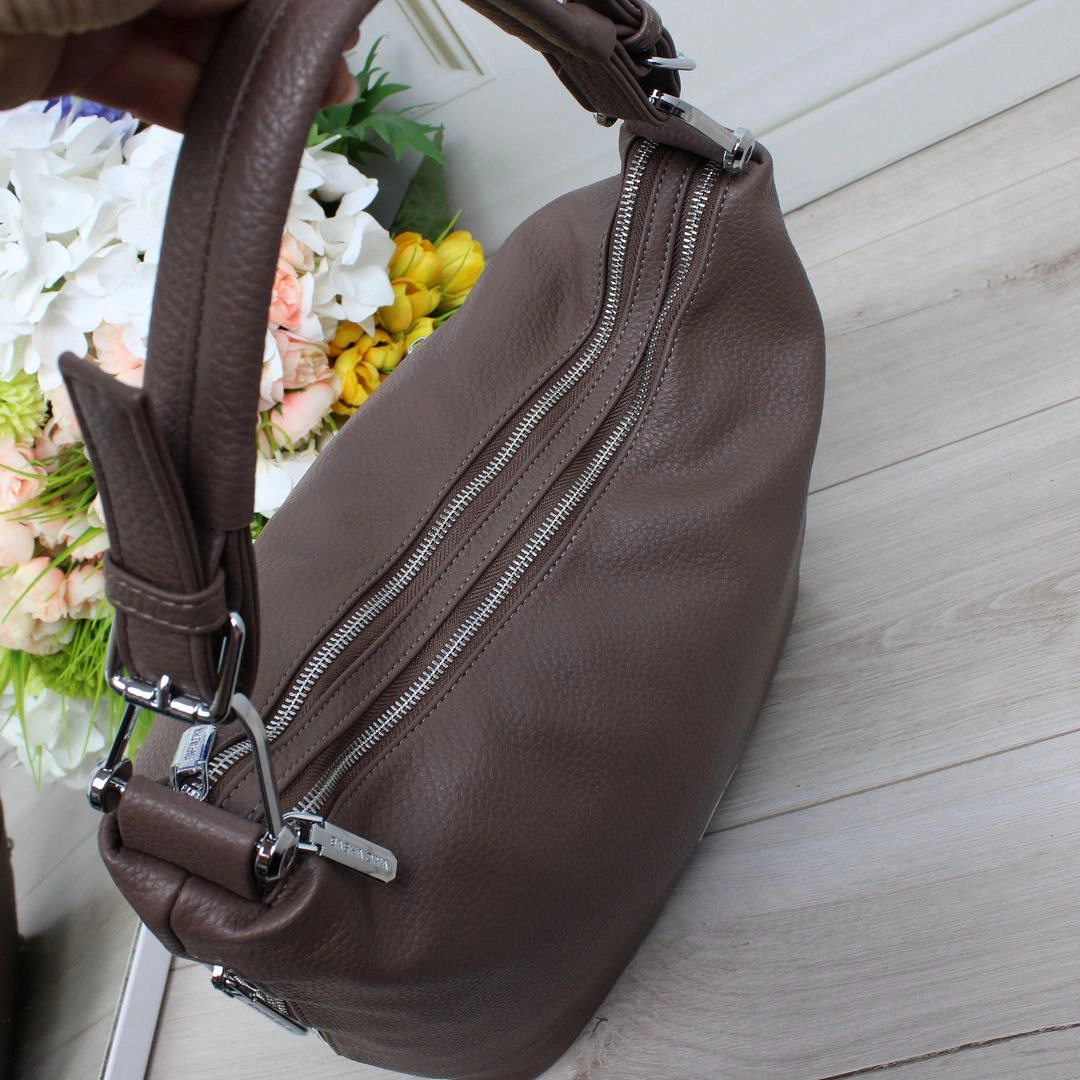 Містка сумка-мішок Темна Пудра з еко-шкіри – свобода рухів для мам