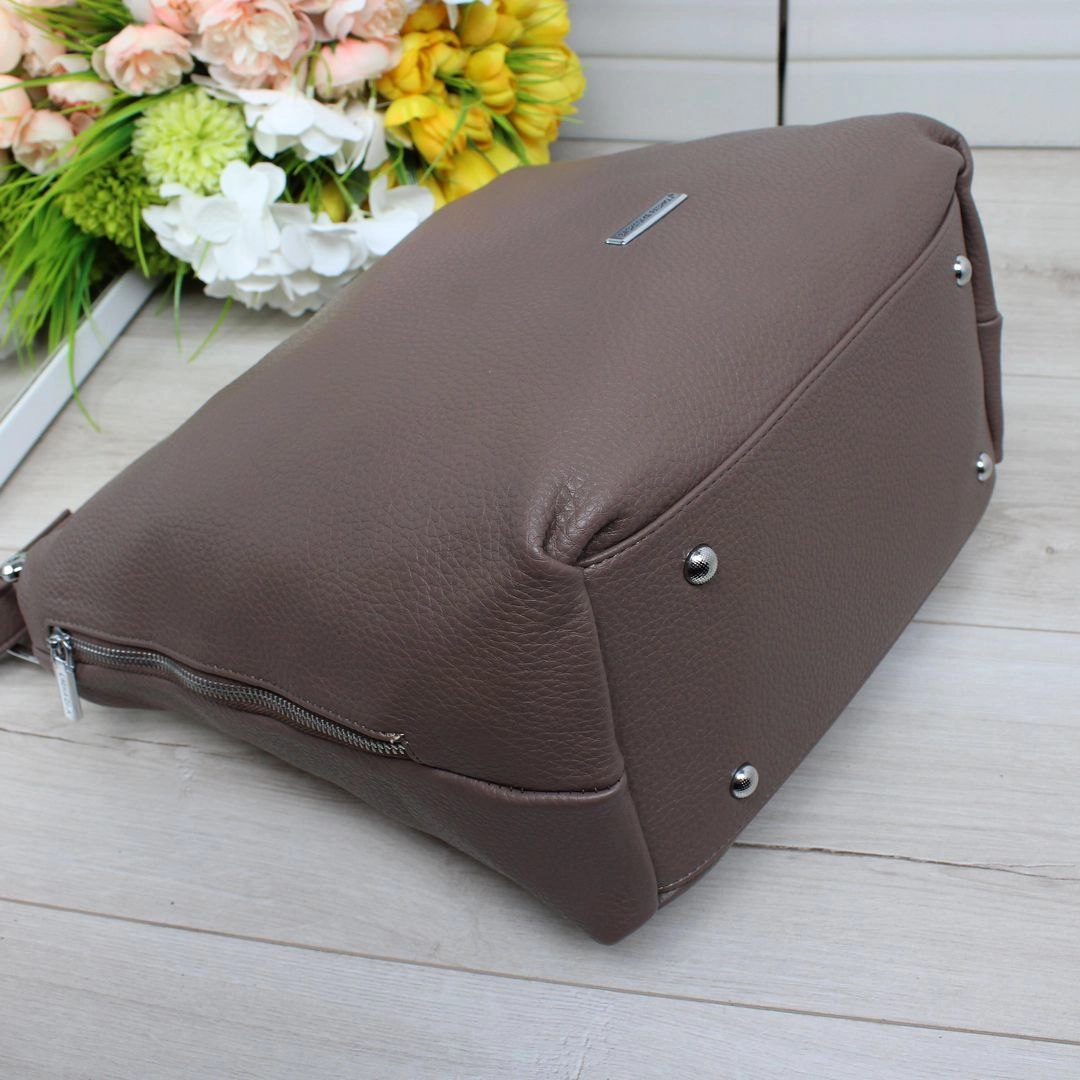 Містка сумка-мішок Темна Пудра з еко-шкіри – свобода рухів для мам