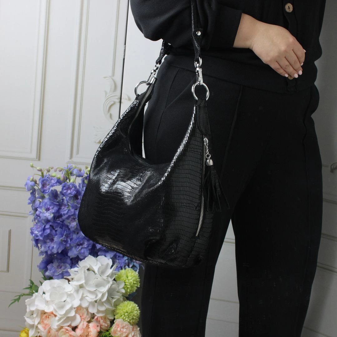 Жіноча сумка-мішок чорна з шкіри для творчих міських пошуків