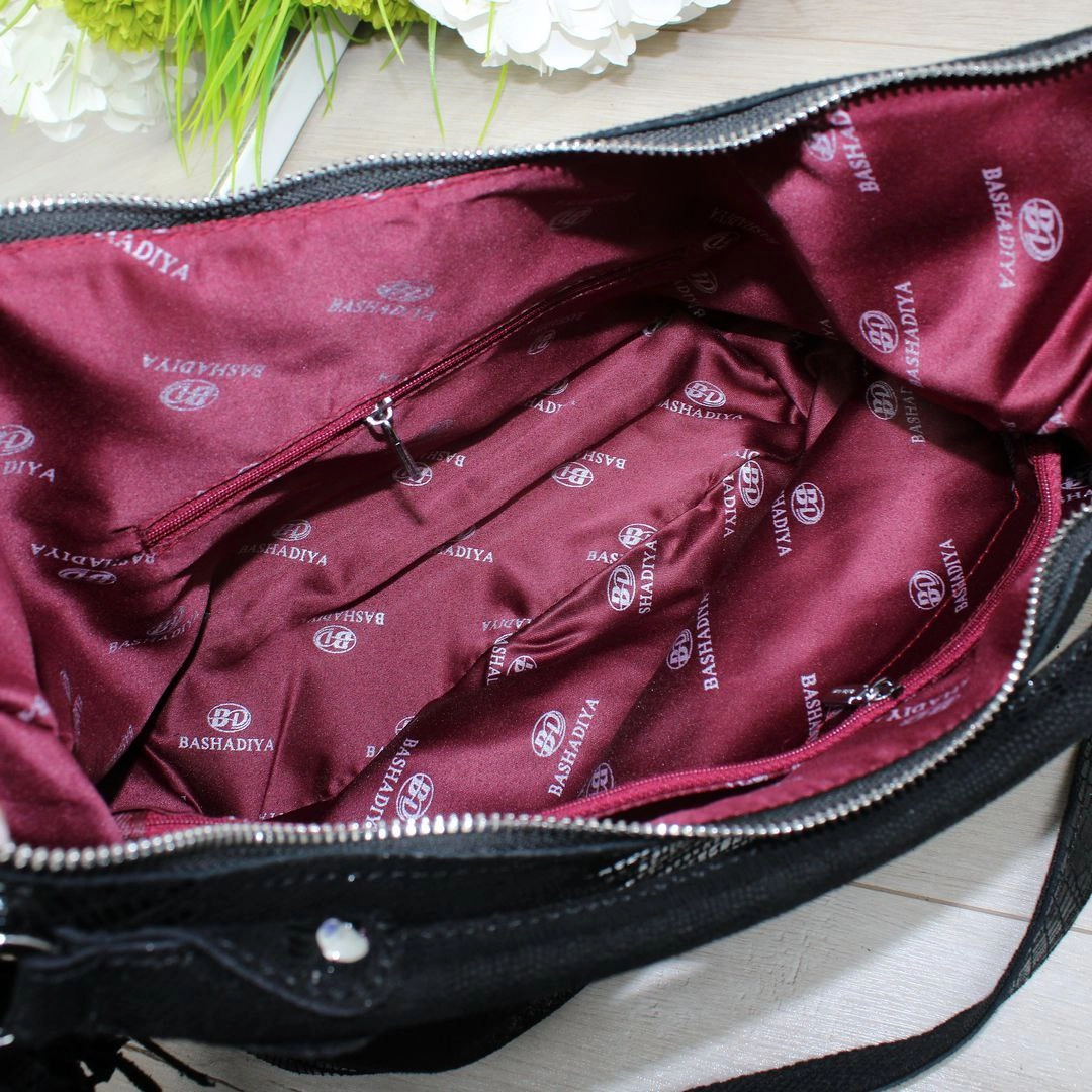 Жіноча сумка-мішок чорна з шкіри для творчих міських пошуків