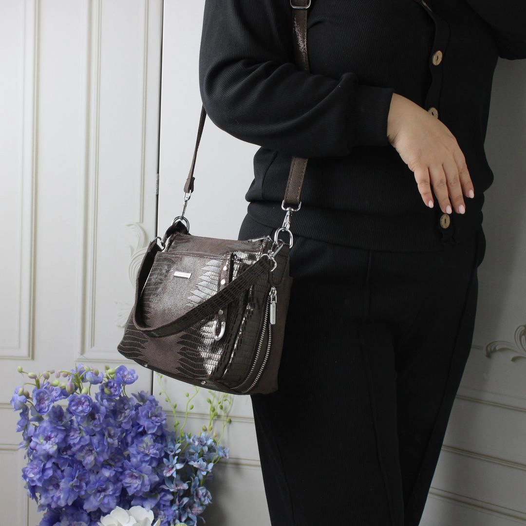 Жіноча сумка через плече для подорожей: легка та функціональна