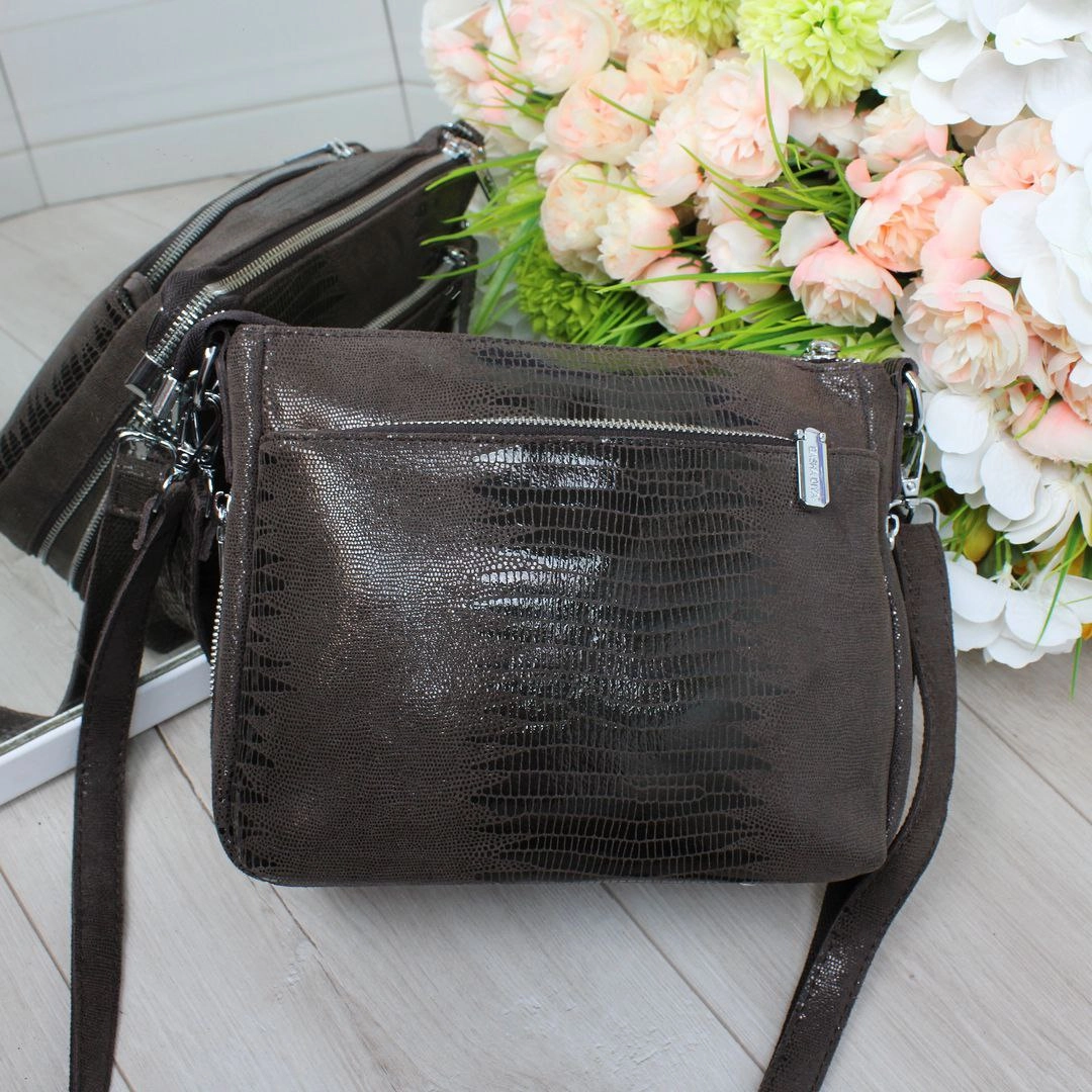 Жіноча сумка через плече для подорожей: легка та функціональна