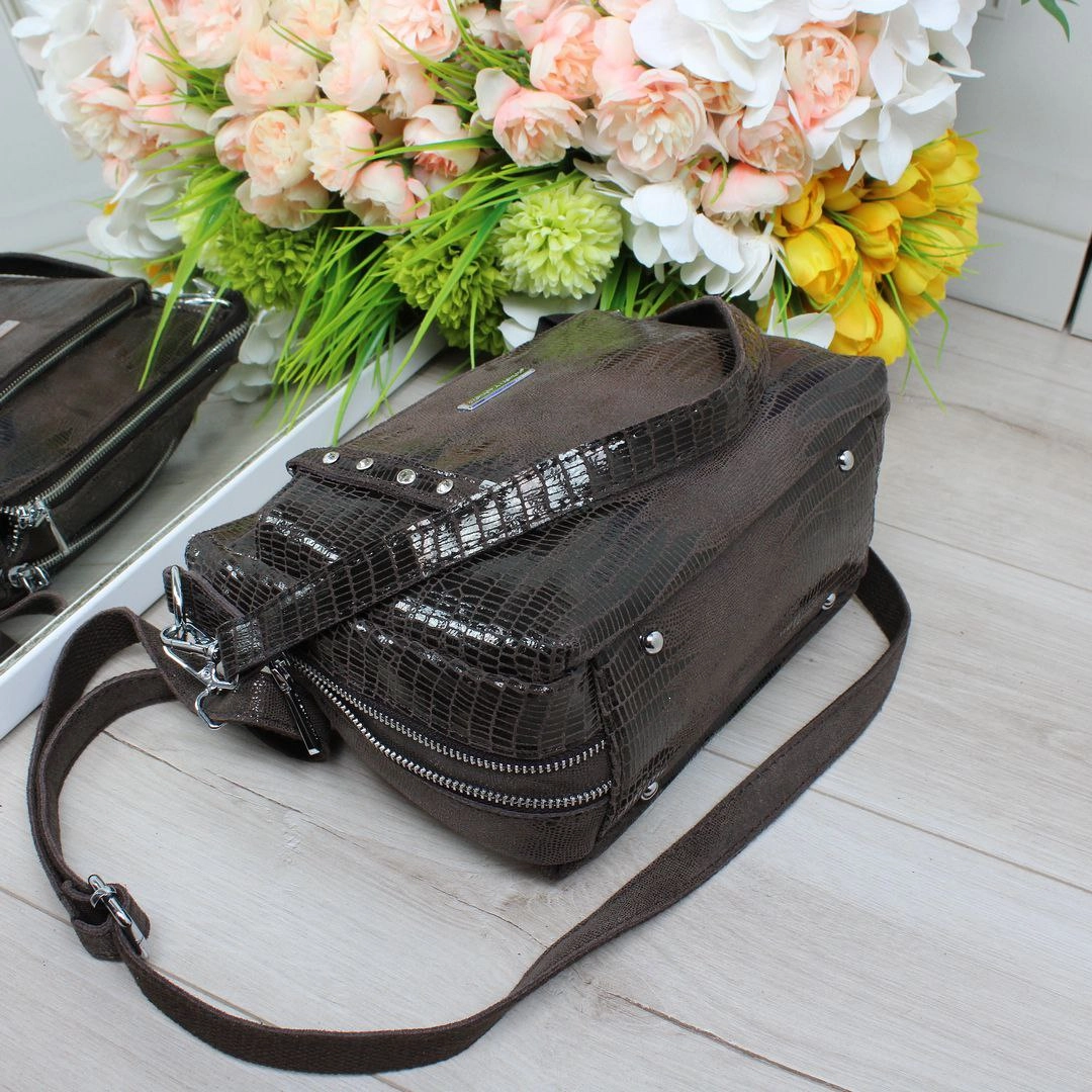 Жіноча сумка через плече для подорожей: легка та функціональна