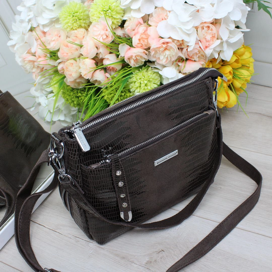 Жіноча сумка через плече для подорожей: легка та функціональна